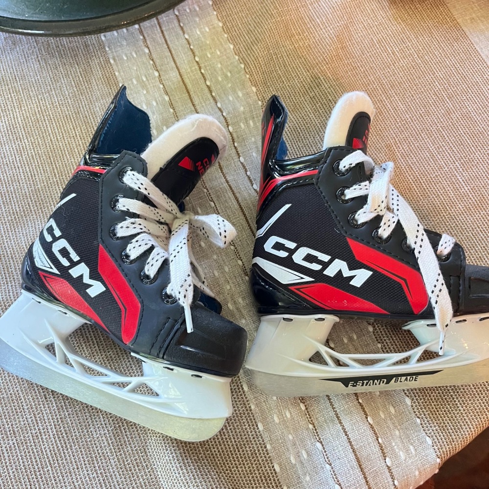 CCM NEXT Youth Ice Hockey Skates Black Red White Size 8 US 9 Shoe Regular Fit